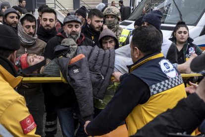 El personal de emergencia transporta a una persona herida después de que un edificio se derrumbó a raíz de un terremoto en Diyarbakir