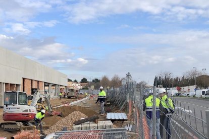 Imatge de les actuacions a la urbanització de l'entorn del nou Mercadona de Cambrils.