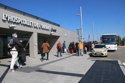 Passatgers afectats per l'avaria a la catenària pujant a un autobús.