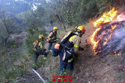 Bombers treballant en l'incendi.