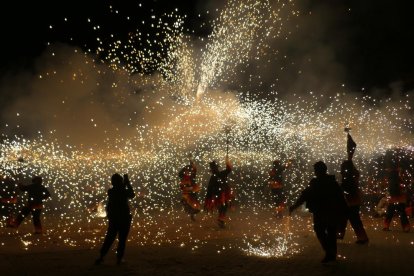 El correfoc de la festa Major d'Hivern de Salou en un dels trams del recorregut.