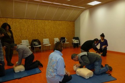 Taller de formació pràctica adreçada al veïnat per millorar la seva resposta davant una possible aturada cardiaca.