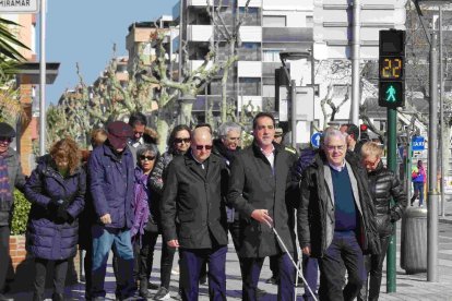 Imatge de la posada en marxa dels semàfors adaptats a Salou.