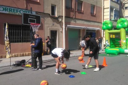 Al carrer Falset s'ha pogur practicar bàsquet adaptat.