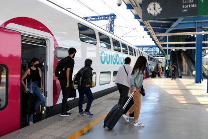 Passatgers sortint d'un tren Ouigo al Camp de Tarragona.