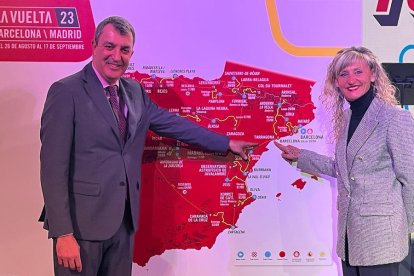 La regidora d'Esports, Maria José López, amb el director general de 'La Vuelta 23', Javier Guillén.