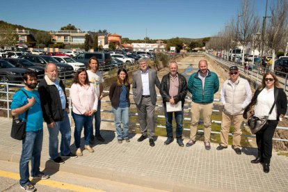 L'alcalde de Tarragona, Pau Ricomà; consellera de Medi Ambient de l'Ajuntament, Eva Miguel; la presidenta de la Sínia, Raquel Córdoba, entre altres en la fotografia de família després de la signatura del conveni per naturalitzar el torrent de la Móra.