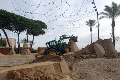 Una excavadora desfà una de les figures del pessebre de sorra de la Pineda.