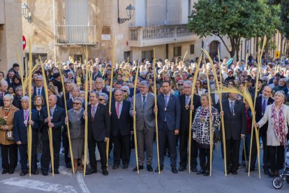 L'arquebisbe de Tarragona, Joan Planellas, va beneir les palmes i els rams dels tarragonins.