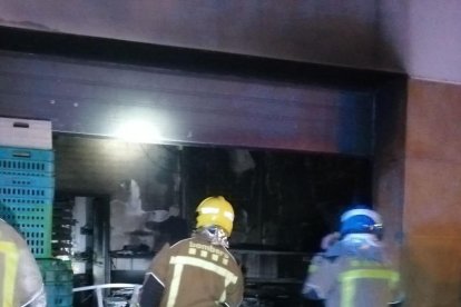 Los bomberos durante el servicio en Montbrió.