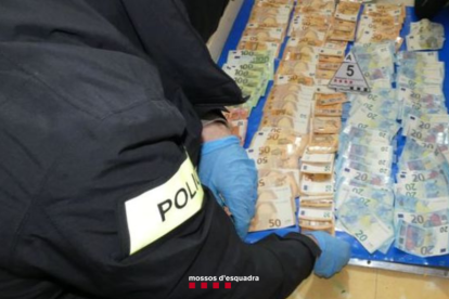 Los Mossos intervinieron 7.000 euros en efectivo en las dos entradas en Salou y la Pineda.