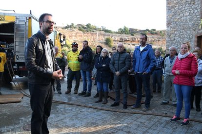 El alcalde de L'Espluga, Josep Maria Vidal, en el minuto de silencio por los daños causados ​​por los aguaceros el 2019.