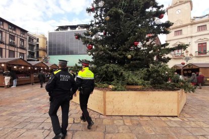 Un agente de la Urbana y un mosso patrullante por la plaza del Mercadal.