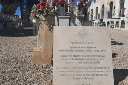 Imagen de la placa en recuerdo a Cipriano Martos en el Cementerio General de Reus.