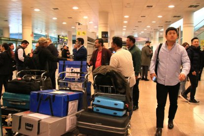 Congressistes del MWC a la zona d'arribades de la T1 de l'Aeroport del Prat de Barcelona.