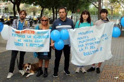 Imatge d'arxiu de familiars del jove a les portes de la Ciutat de la Justícia amb motiu de l'inici del judici.