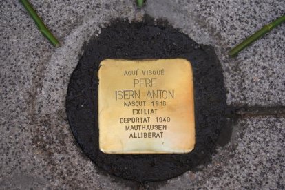 Imatge de la llamborda stolpersteine en record al deportat reusenc Pere Isern Anton.