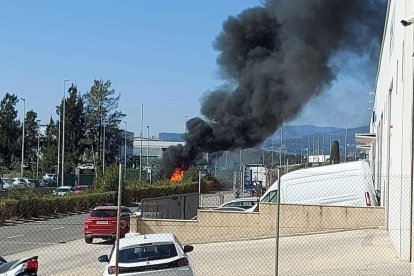 Imagen de la columna de humo que ha provocado el incendio de un camión.