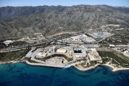 Vista aèria de la central nuclear de Vandellòs II.