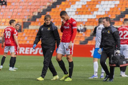 Pablo Fernández retirant-se lesionat en el partit contra l'Eldense.