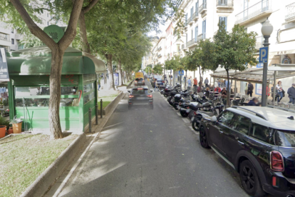 Imatge del tram de la Rambla Nova que es veurà afectat per les obres a un edifici.