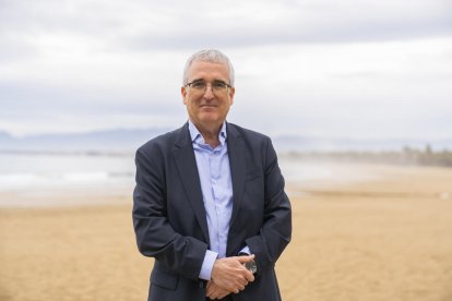 El candidat de Sempre Salou-Ara Pacte Local davant la platja de Llevant de Salou.