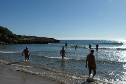 La zona destinada a la pràctica nudista es troba a la banda esquerra de la platja de la Savinosa.