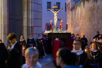 Els carrers del nucli antic de la ciutat es van emplenar de gent a l'hora del via crucis processional.