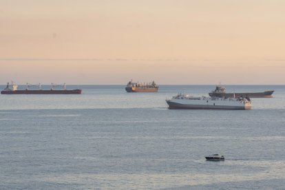 Imatge d'arxiu dels vaixells esperant per poder descarregar al Port de Tarragona.