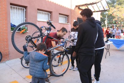 Durant la presentació s'ha fet un taller de reparació de bicicletes.