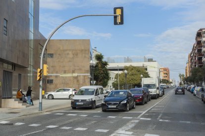 El carril bici s'ubicarà al cantó de la via més pròxim al Viding Sant Jordi.