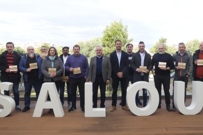 Fotografia de família després de l'acte de reconeixement.