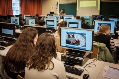 A través d'una càmera subjectiva, els estudiants han de respondre les preguntes que planteja la simulació d'un cas real.