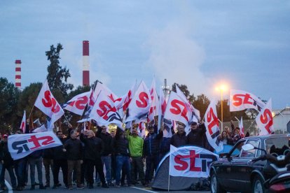 Imagen de los empleados de Repsol protestando en Tarragona.