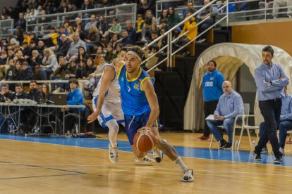 Justinas Olechnavicius durant el partit entre els dos equips en la primera volta, al Serrallo.