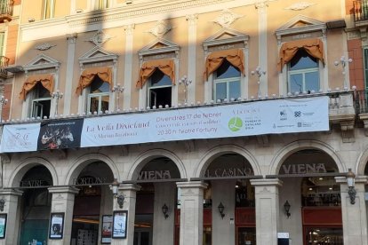 Imatge del cartell del concert solidari que hi ha a la façana del Teatre Fortuny de Reus.