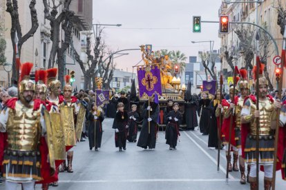 La processó dels Natzarens per un dels carrers de la Part Alta de la ciutat de Tarragona.