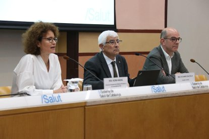 Núria Nadal, directora de Atención Primaria; Manel Balcells, y el conseller de Salut; en la rueda de prensa.