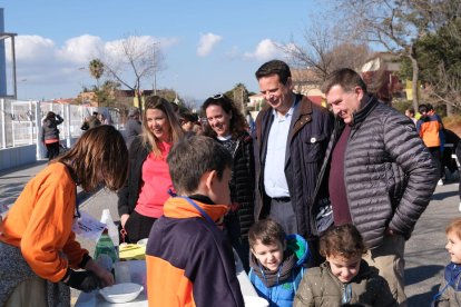 L'alcalde de Cambrils, Oliver Klein, i la regidora d'Educació, Ingrid Duch, visitant la Fira de Ciències.