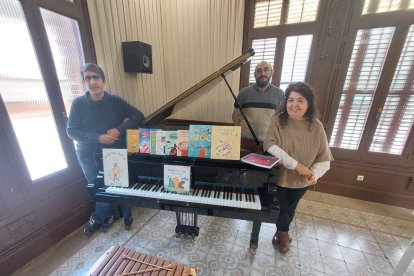 Imatge de tres professors de l'escola de música de Valls en motiu de la presentació de la Xilofonada.