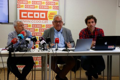 Representantes de CCOO acompañando al presidente del comité de empresa de IQOXE, Fran Pizarro.