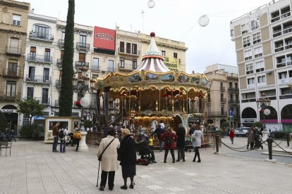 Imatge del carrussel que es va instal·lar a la plaça del Prim, una novetat d'enguany.