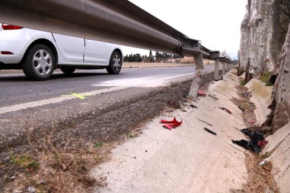 Restos del accidente mortal de un motorista en la C-12, a la altura de Roquetes.