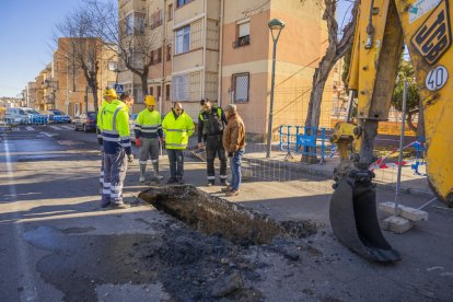 Imatge de l'esfondrament de la calçada davant del camp de futbol de Torreforta.