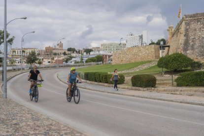 Imatge d'arxiu de diverses persones practicant esport a la zona del Fortí