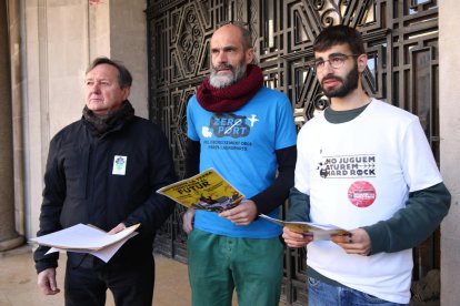 Miembros de Aturem Hard Rock, Zeroport y Campaña Contra el Cuarto Cinturán delante de la sede de Foment.