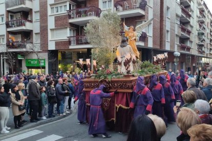 Els carrers del centre de Tarragona es van omplir de gent per veure una de les processons de la Setmana Santa.