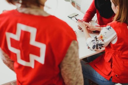 Voluntàries del Servei d'Atenció i Protecció de Creu Roja a la demarcació de Tarragona.