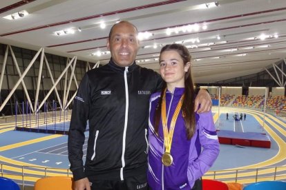 Júlia Suárez con el su técnico, José Manuel Rodríguez.