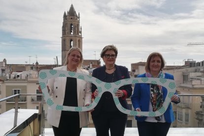 Montserrat Caelles, Teresa Pallarès i Mariluz Caballero, a la Terrassa Gaudí.